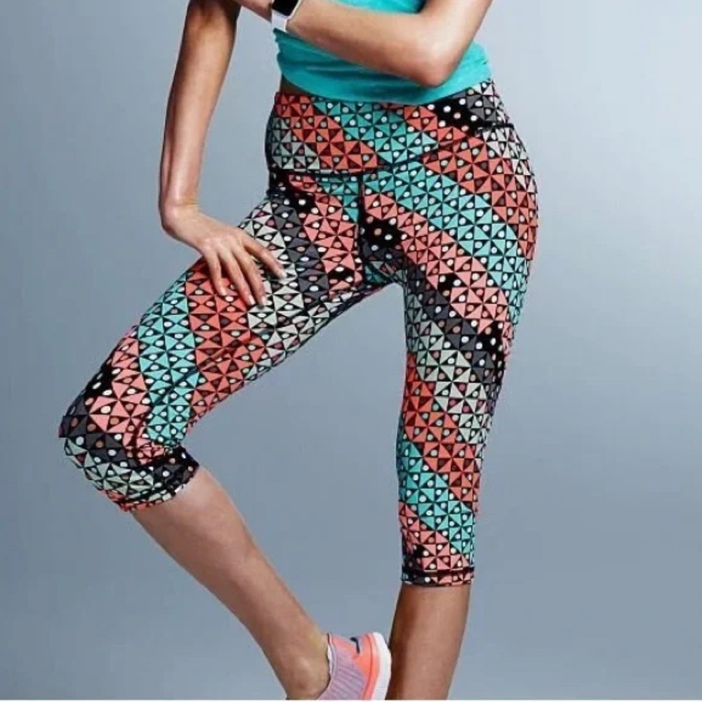 VICTORIA’S SECRET Knockout Sport Cropped Leggings